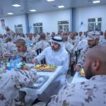 阿联酋军营长什么样？迪拜王储到访军营，与新兵共进开斋饭-白菜社区-白嫖彩金-白菜论坛