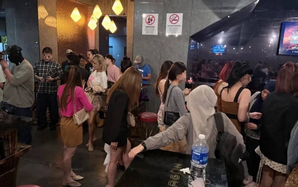 29名老挝籍泰国籍女子疑陪坐遭拘有人试图逃跑秒被抓回-白菜社区-白嫖彩金-白菜论坛